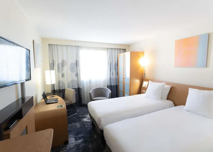 Novotel Centre Bord De Loire מלון 4*