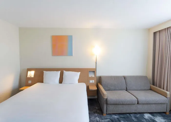 Novotel Centre Bord De Loire מלון 4*